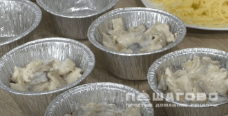Фото приготовления рецепта: Жюльен с шампиньонами и нежным куриным филе - шаг 7