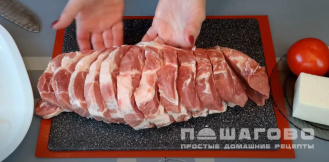 Фото приготовления рецепта: Антрекот в духовке с помидорами и сыром - шаг 2