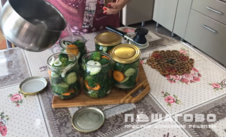 Фото приготовления рецепта: Огурцы по-еврейски на зиму - шаг 6