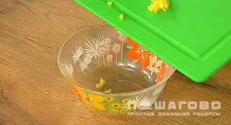 Фото приготовления рецепта: Салат с морковью, огурцами и имбирем - шаг 3