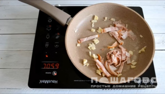Фото приготовления рецепта: Спагетти карбонара с шампиньонами - шаг 2