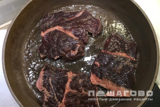 Фото приготовления рецепта: Мясо по-французски с пышной шапкой - шаг 2