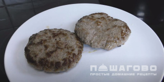 Фото приготовления рецепта: Бифштекс из фарша говядины на сковороде - шаг 9