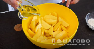 Фото приготовления рецепта: Хрустящие картофельные дольки в специях - шаг 2