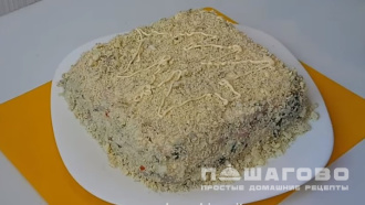 Фото приготовления рецепта: Салат Царский с кальмарами и красной икрой - шаг 7