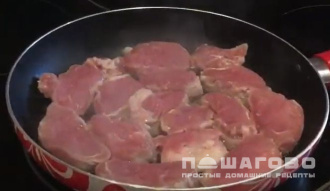 Фото приготовления рецепта: Свиные медальоны с сыром и зеленью - шаг 2