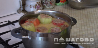 Фото приготовления рецепта: Фаршированные фаршем и рисом перцы - шаг 9