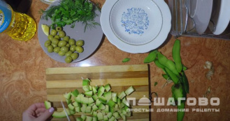 Фото приготовления рецепта: Салат с куриной грудкой авокадо и оливками - шаг 2