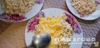 Фото приготовления рецепта: Куриный салат с ананасами - шаг 4