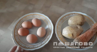 Фото приготовления рецепта: Слоеный салат с грибами и ветчиной - шаг 1
