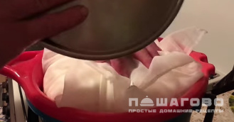 Фото приготовления рецепта: Домашний козий сыр - шаг 11