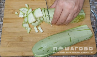 Фото приготовления рецепта: Омлет с кабачками - шаг 1