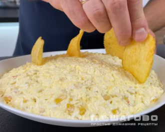 Фото приготовления рецепта: Салат "Парус" с копченой курицей и чипсами - шаг 4