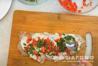 Фото приготовления рецепта: Куриные рулетики в беконе с сыром - шаг 6