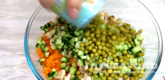 Фото приготовления рецепта: Салат оливье с мясом и свежими огурцами - шаг 10