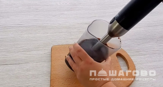 Фото приготовления рецепта: Зеркальная шоколадная глазурь - шаг 8