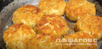 Фото приготовления рецепта: Капустные котлеты в панировочных сухарях - шаг 10
