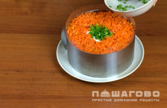 Фото приготовления рецепта: Оливье слоями с колбасой и огурцами - шаг 8