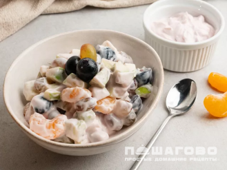 Фото приготовления рецепта: Фруктовый салат с мандаринами и виноградом - шаг 3