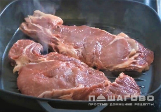 Фото приготовления рецепта: Антрекот из говядины на сковороде - шаг 2