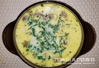 Фото приготовления рецепта: Сырный суп по-французски с курицей и грибами - шаг 4