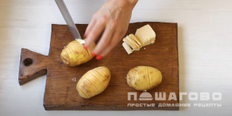 Фото приготовления рецепта: Картошка-гармошка с сыром в духовке - шаг 6