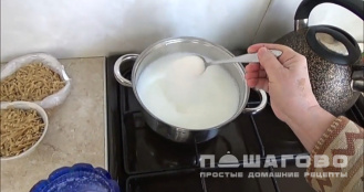 Фото приготовления рецепта: Молочный суп с вермишелью и яйцом - шаг 2