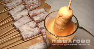 Фото приготовления рецепта: Корн Дог (сосиска в тесте) - шаг 7