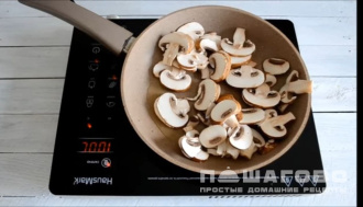 Фото приготовления рецепта: Спагетти карбонара с шампиньонами - шаг 4