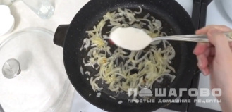 Фото приготовления рецепта: Бефстроганов из свинины со сливками - шаг 2