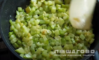 Фото приготовления рецепта: Омлет с кабачками - шаг 2