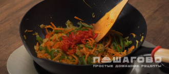 Фото приготовления рецепта: Острое свиное рагу с парикой, перцем чили и картофелем - шаг 6
