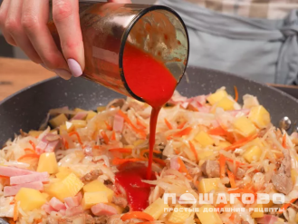Фото приготовления рецепта: Бигус с картошкой и капустой - шаг 4