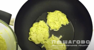 Фото приготовления рецепта: Оладьи из кабачков с чесноком - шаг 3
