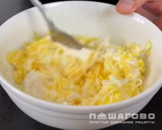 Фото приготовления рецепта: Салат "Парус" с копченой курицей и чипсами - шаг 3