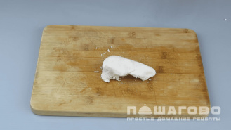 Фото приготовления рецепта: Салат с консервированной фасолью и курицей - шаг 1