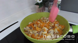 Фото приготовления рецепта: Грибной суп с курицей - шаг 2