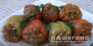 Фото приготовления рецепта: Фаршированные фаршем и рисом перцы - шаг 11
