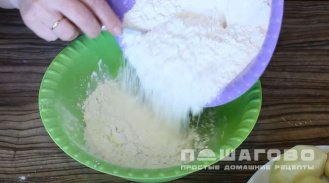 Фото приготовления рецепта: Вареники с сырым картофелем и салом - шаг 2