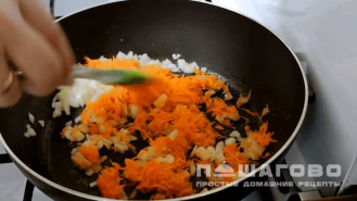 Фото приготовления рецепта: Куриный суп с вермишелью и картошкой - шаг 3