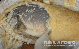Фото приготовления рецепта: Дорадо в соли - шаг 5