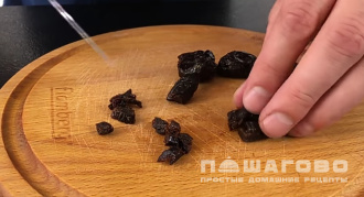 Фото приготовления рецепта: Салат Прага с курицей и черносливом - шаг 7