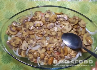 Фото приготовления рецепта: Куриная грудка с грибами - шаг 4