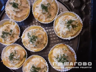 Фото приготовления рецепта: Мини-запеканки из кабачков и курицы - шаг 7