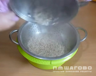 Фото приготовления рецепта: Гарнир из перловки с овощами - шаг 2