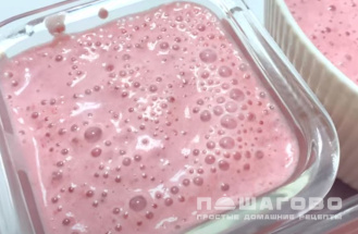 Фото приготовления рецепта: Клубничный мусс - шаг 3
