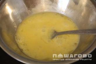Фото приготовления рецепта: Омлет из яиц с молоком на сковороде - шаг 1