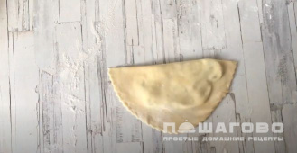 Фото приготовления рецепта: Чебуреки с творогом и зеленью - шаг 7