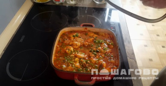 Фото приготовления рецепта: Отварная курица с томатной подливкой «по-армянски» - шаг 8