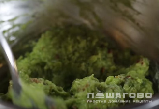 Фото приготовления рецепта: Соус из авокадо с чесноком к мясу и птице - шаг 9